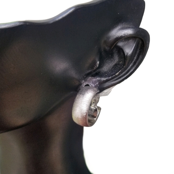 MONET VINTAGE TEXTURED SILVERTONE HUGGIE HOOP CLIP ON EARRINGS - Picture 1 of 6